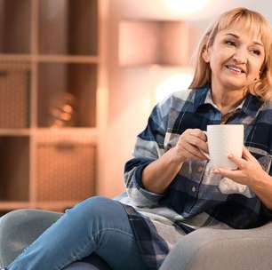 Pico do desempenho cerebral acontece entre os 55 e 60 anos, diz estudo