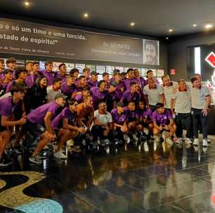 Sub-20 do Corinthians visita Memorial do clube durante preparação final para a Copinha