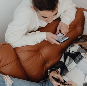 Qual é a melhor idade para dar o primeiro celular para o seu filho? Estudos respondem