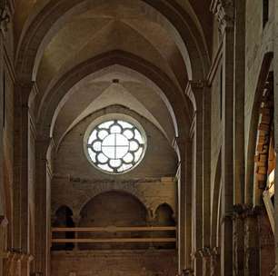 Arqueólogos encontram sarcófagos do século 6 dentro de igreja na França