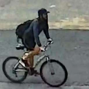 Homem de bicicleta exibe p#n$s para grupo de crianças em Sorocaba