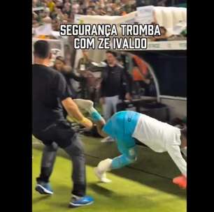 Torcedor invade gramado em Caxias do Sul e derruba zagueiro do Santos; veja