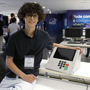 Motivado pelo professor, jovem de 18 anos testa segurança da urna eletrônica: 'Aprendizado que te dá uma confiança a mais'