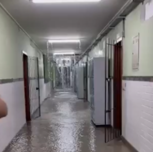 Água jorra pelo teto e corredor de escola fica alagado no ES com chuvas fortes; veja