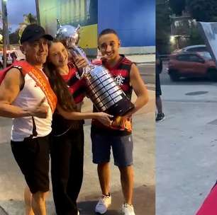 Ambulante cobra R$ 20 por foto de torcedores com as taças da Libertadores e Campeonato Brasileiro