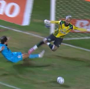 Foi pênalti? Após revisão, árbitro marca para o Santos em jogo contra o Juventude; veja áudio do VAR