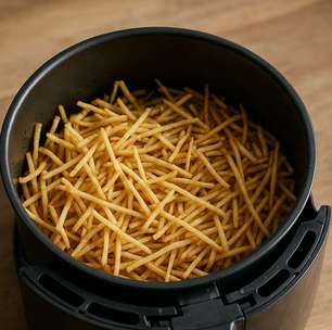 Batata palha na airfryer: truque simples deixa mais crocante que a versão de mercado