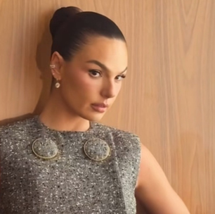 Isis Valverde usa look cinza com meia-calça de R$ 3,4 mil na CCXP