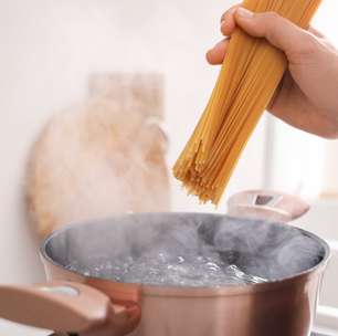 Sua mãe estava errada esse tempo todo: adicionar sal na água do macarrão não ajuda a ferver mais rápido