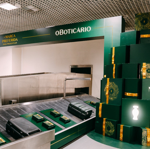 O Boticário surpreende passageiros e entrega mais de seis mil presentes nas esteiras dos aeroportos do Brasil e da Colômbia em ativação de Natal