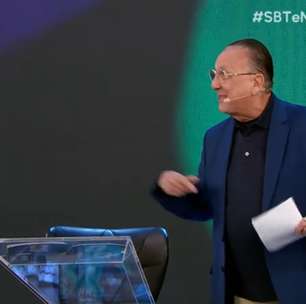 Galvão estreia no SBT sem usar paletó com logo da emissora enquanto tem contrato com a Band