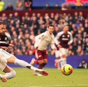 Nos acréscimos, Aston Villa derrota o Arsenal, que fica com a liderança ameaçada