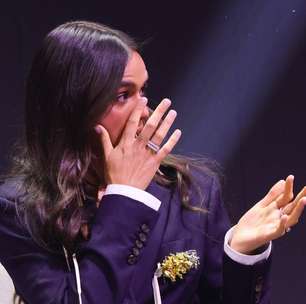 CCXP: Bruna Marquezine usa blazer com cadarços e saia de R$ 13 mil