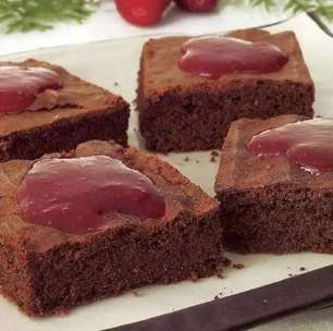 Brownie com calda de morango: veja como fazer o docinho fácil
