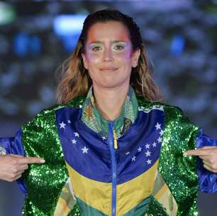 CdC: Mel Lisboa abre desfile com peças de guarda-chuvas reciclados