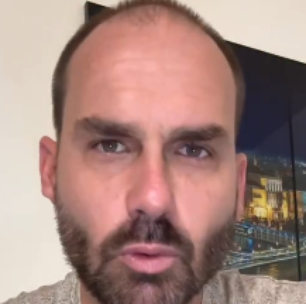 Eduardo Bolsonaro defende pré-candidatura do irmão à Presidência: 'Ele representa exatamente tudo que Bolsonaro representa'