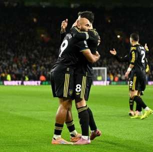 United goleia lanterna Wolves e encosta no G-5 da Premier League