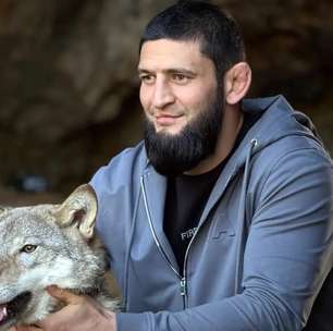 Khamzat Chimaev recua ao falar sobre desafiante número um do UFC: 'Nos conhecemos'