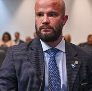 Deputado Renan Jordy é acusado de dar soco em bombeiro após ficar preso em elevador na Alerj