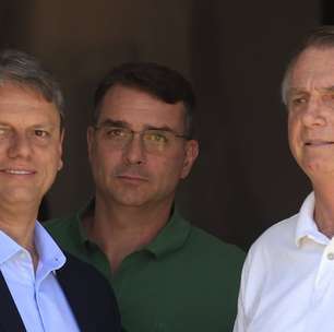 Tarcísio diz que Flávio Bolsonaro pode contar com ele e que tempo dirá se foi melhor opção