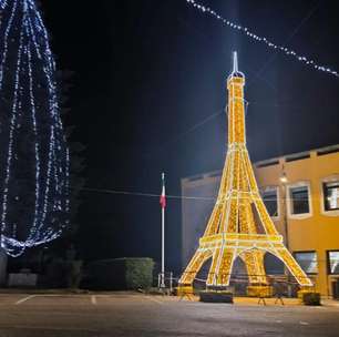 'Pequena Paris' na Itália ilumina sua própria Torre Eiffel