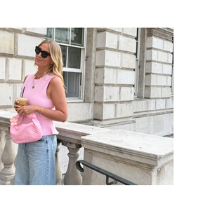 Esses tênis Adidas na cor algodão doce lembram o modelo Samba, mas quase ninguém os tem e são perfeitos para combinar com looks de verão