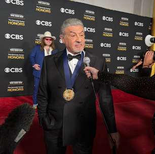 Sylvester Stallone preocupa fãs ao aparecer usando bengala: 'Já fiz oito cirurgias'