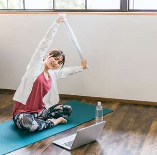 Pilates nas férias: 3 exercícios simples com miniband e toalha