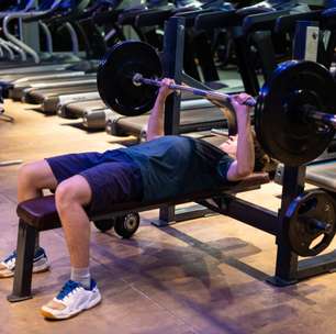 Pegada suicida: entenda os riscos do treino de supino inadequado