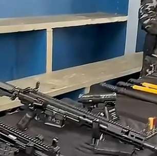 Evento em escola cívico-militar no Paraná exibe fuzis para estudantes