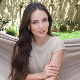 Larissa Manoela aposta em chinelo amarelo de R$ 139,90