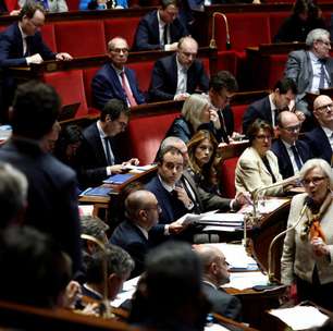 Votação do orçamento da Previdência racha base aliada e pode agravar crise política na França