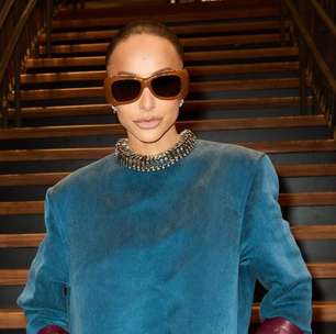 Sabrina Sato usa vestido azul-petróleo em look YSL de R$ 79 mil