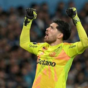 Rossi comenta sobre campo e celebra classificação do Flamengo