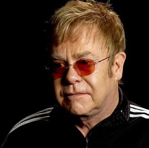 Elton John responde críticas e surpreende fãs ao mostrar "forno polêmico"