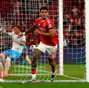 Ex-Palmeiras brilha, e Benfica vence o Napoli pela Champions