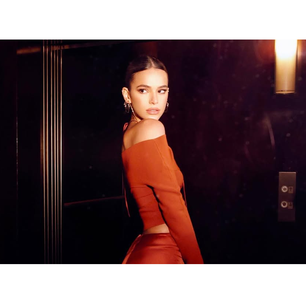 Diga adeus aos saltos desconfortáveis no jantar de Natal: estas sapatilhas de Bruna Marquezine são ideais e têm um ar luxuoso