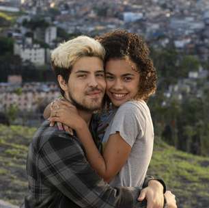 Protagonista da Globo revela que tem vergonha de cenas de beijo na frente da família: 'É estranho'