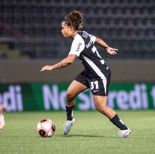 Volante do Corinthians recebe prêmio de melhor venezuelana jogando no exterior em 2025