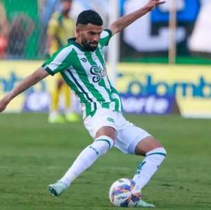 Athletico-PR vê volante encaminhado se despedir do Juventude: "Só falta a"