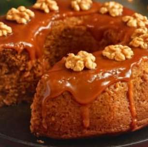 Bolo de cenoura com nozes e caramelo para o Natal: fácil