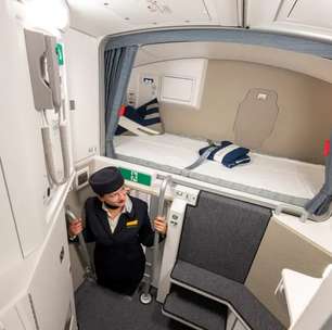 O espaço escondido no avião onde os comissários somem durante o voo: veja onde a tripulação descansa em longas viagens
