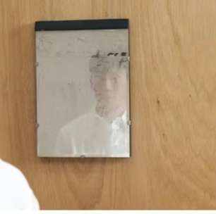 Voluntário tenta 'limpar' espelho em museu e estraga obra de arte