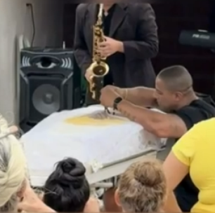 Suspeito de jogar mulher do 10º andar de prédio em SP levou flores e chorou no velório dela