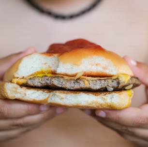 Alimentos que não nutrem: estudo revela o risco dos ultraprocessados na alimentação de crianças