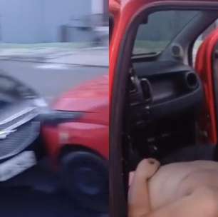 Homem causa acidente, bate em carro e é encontrado dormindo ao volante