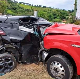 Carro elétrico é atingido por caminhão de tomates em acidente em São Roque