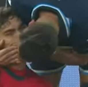 Goleiro ganha beijo na boca em campo após defender dois pênaltis seguidos na Europa; confira