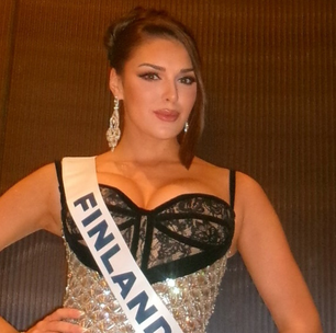 Miss Finlândia perde a coroa após fazer gesto racista