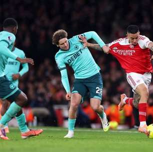 Arsenal ganha do Wolverhampton com dois gols contra e se mantém na liderança do Inglês